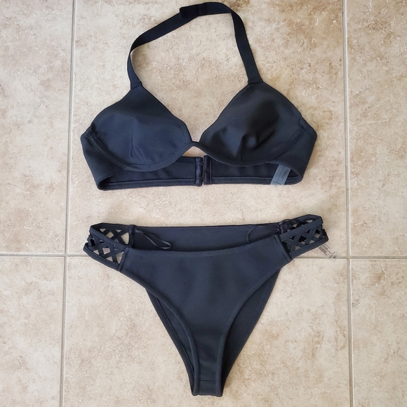 Solid black halter underwire criss cross pattern at hips bikini - Picture 1 of 5